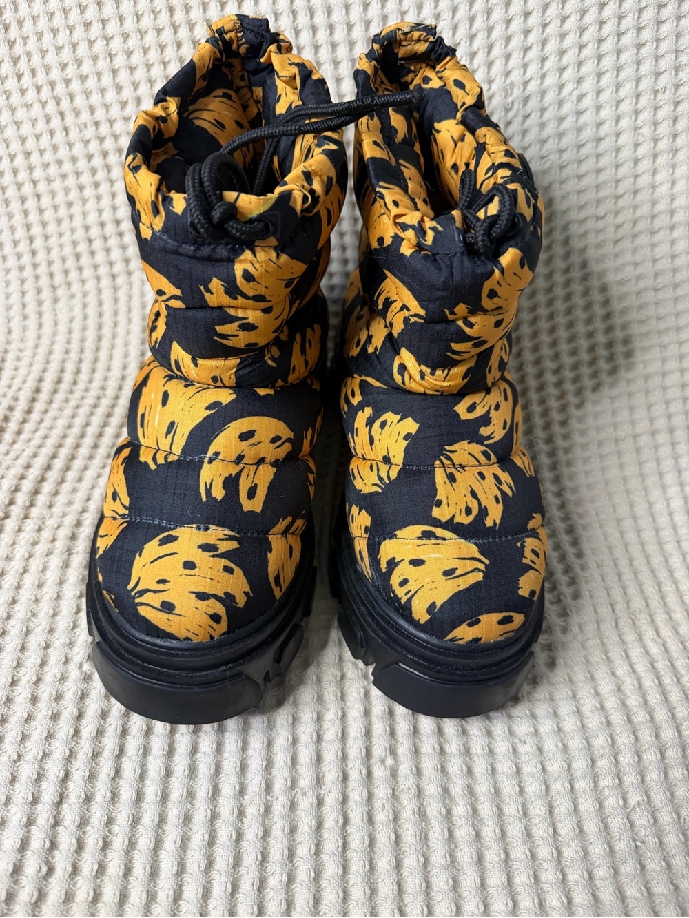 Farm Rio Banana Print Puffer Snow Boots Size 6 Black Yellow Tropical Never Worn